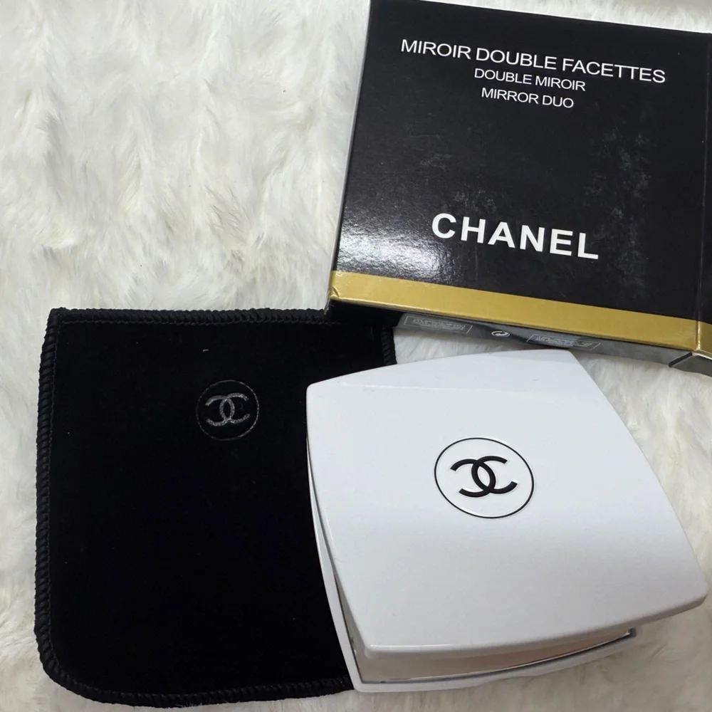 Beaute White Compact Mirror with Black Velvet Pouch